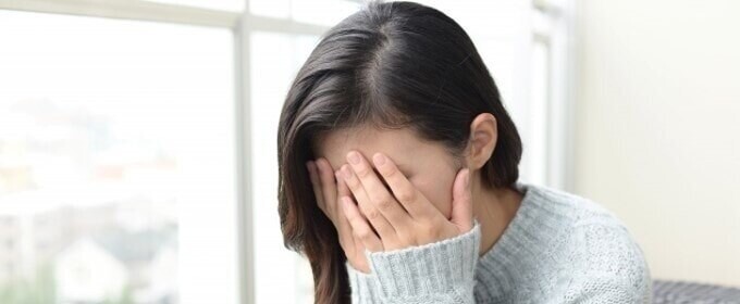 メンタルにダメージを受けている女性のイメージ