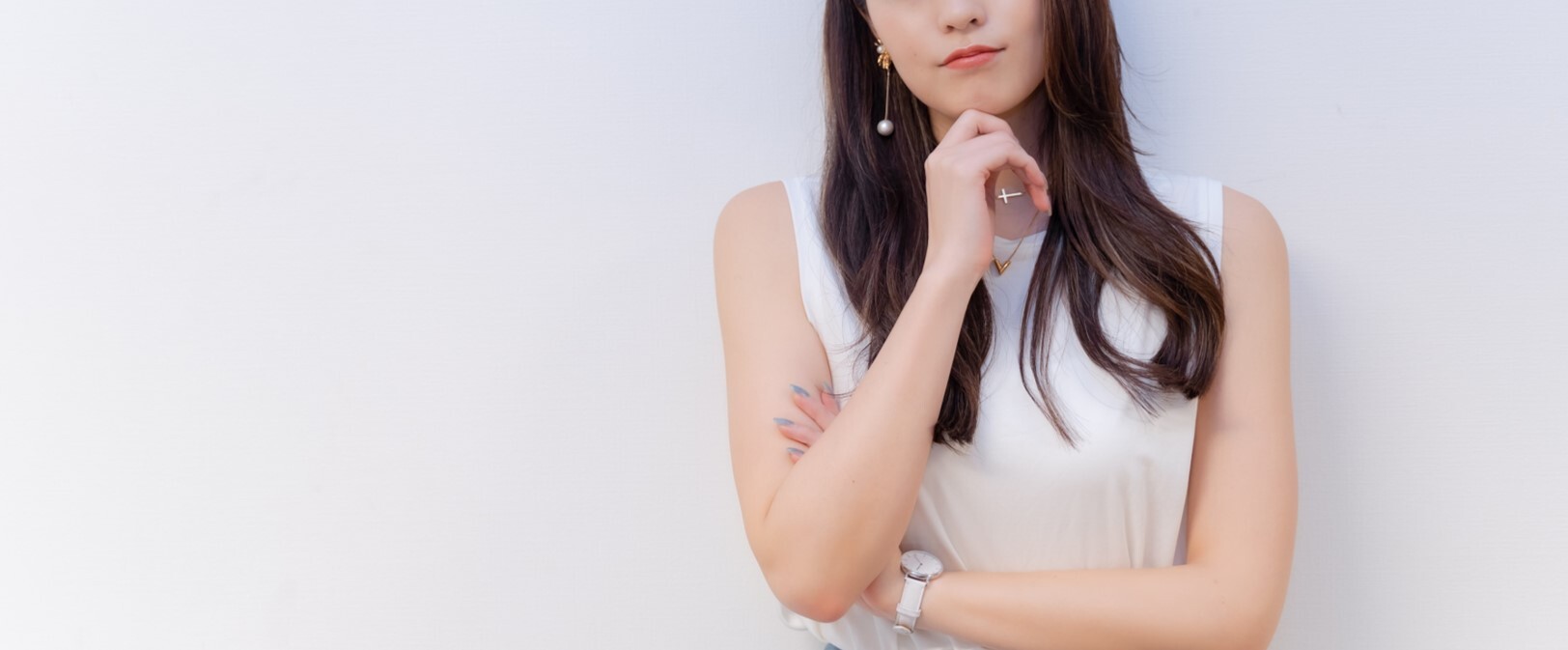 悩んでいる女性のイメージ