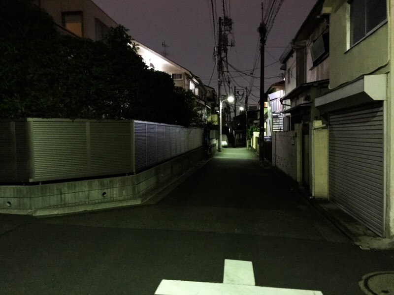路地の明るさ