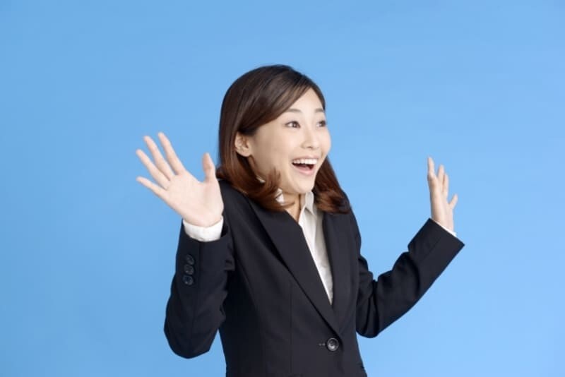 驚く女性