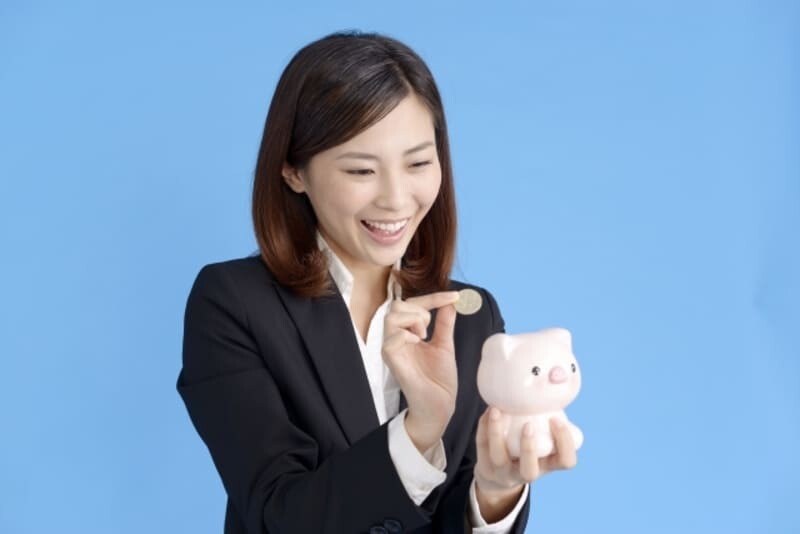 お金を貯める女性