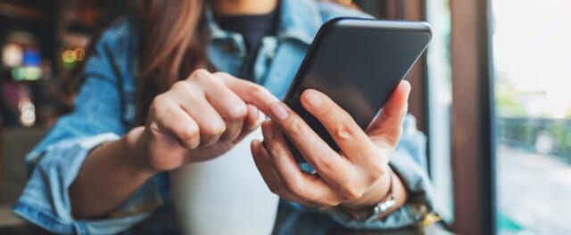 スマホで会員登録をする女性