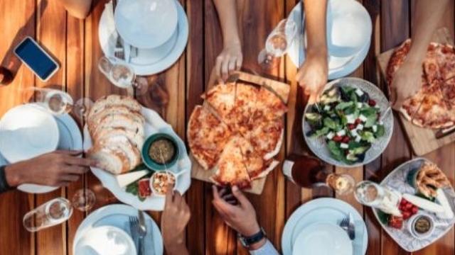 9. 誰かと食事・飲みにいく