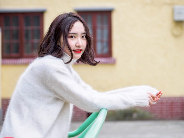 ニットの女性
