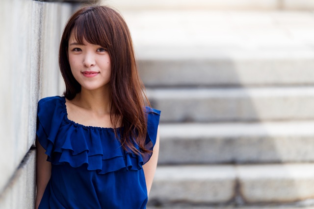 上半身が写っている女性