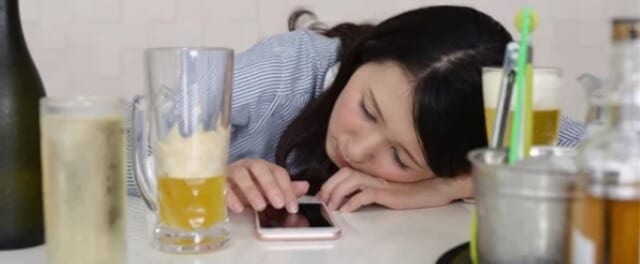 怒らせた彼氏からの連絡を待つ女性