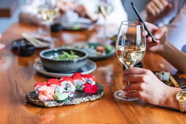 ワインを飲んでいるイメージ画像