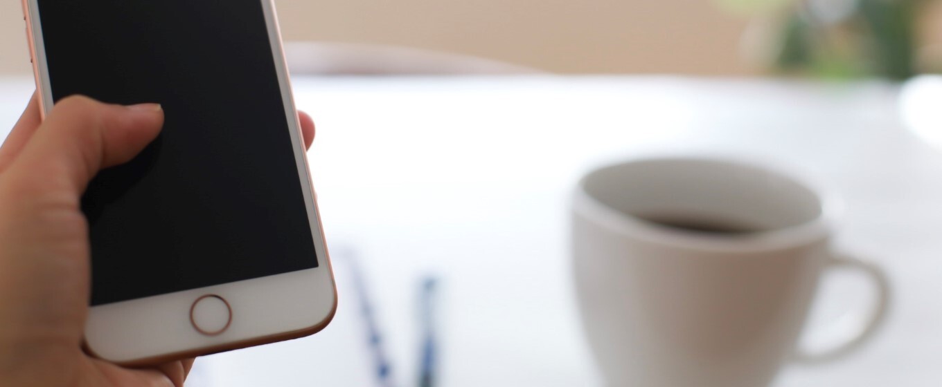 スマホをいじりながら休憩