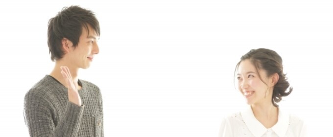 女性は駅まで見送る