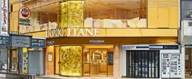 ロクシタンカフェ前