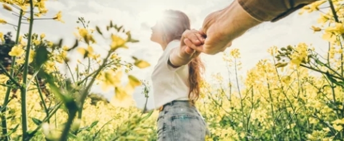 女性が男性の手を引く画像