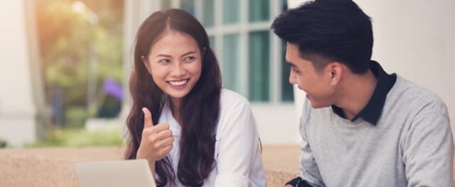 2人で楽しそうに話す男女