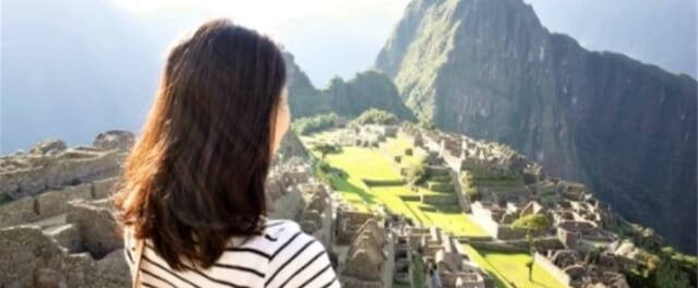 海外旅行へ行ったときの女性の画像