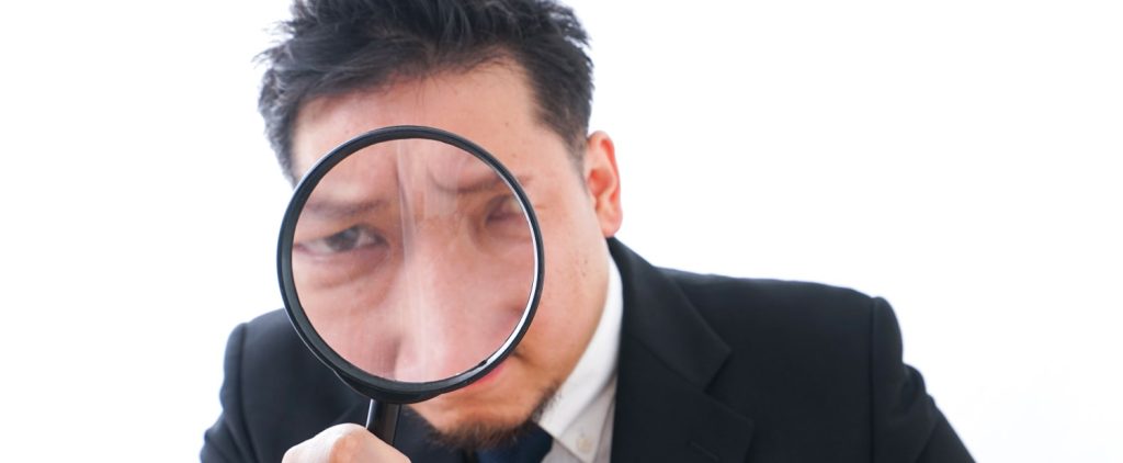 見分ける男性のイメージ