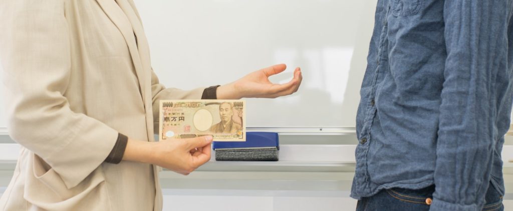 お金を要求する女性のイメージ