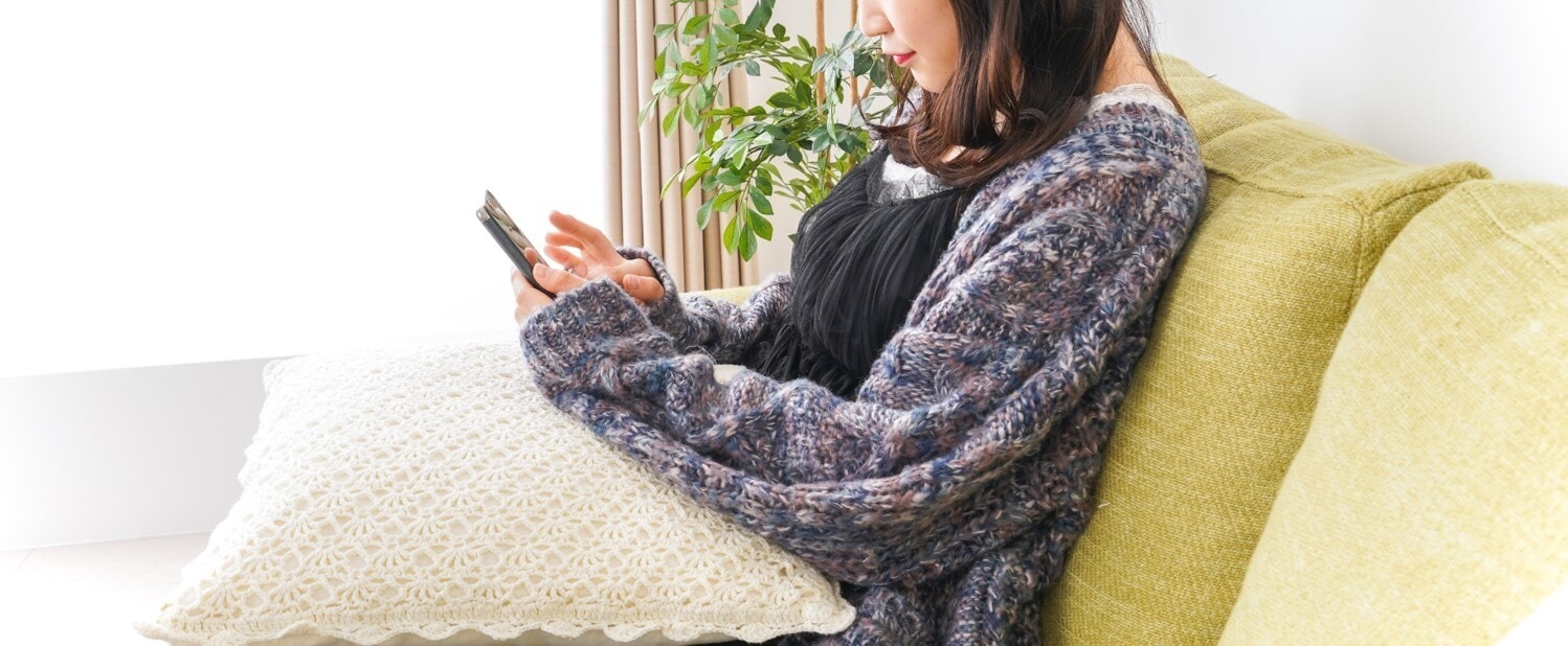 マッチングアプリを自宅で使うイメージ