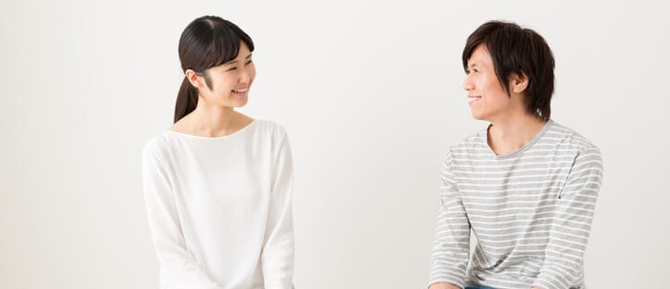 楽しそうに話す男女