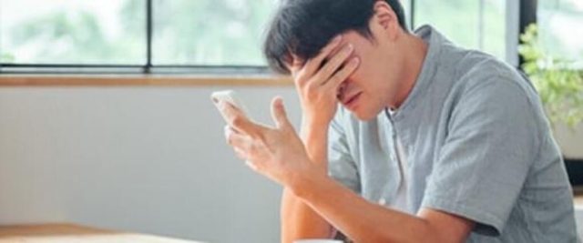 ショックを受ける男性