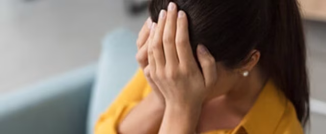 泣いている女性