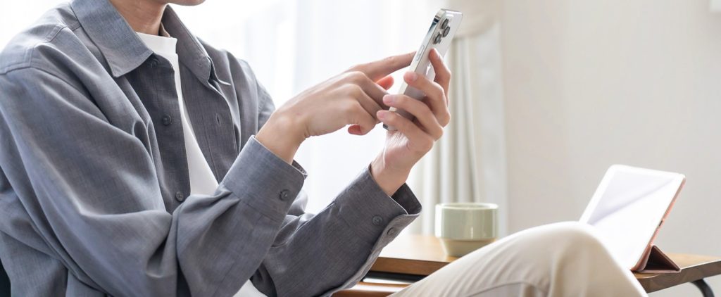 アプリを使う男性イメージ