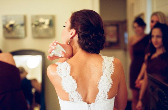 首筋に香水をつける女性の画像