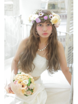 ダウンスタイルのフラワーヘア