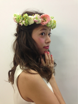 ダウンスタイルのフラワーヘア