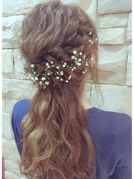 ハーフアップのフラワーヘア