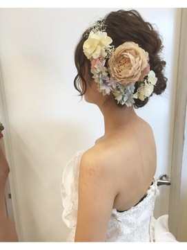 ピンク系フラワーで愛され花嫁ヘア