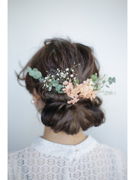 すっきりアップのフラワーヘア