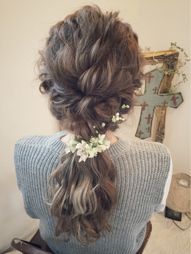 ダウンスタイルのフラワーヘア