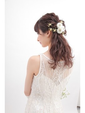 ホワイトフラワーの花嫁ヘア
