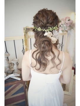 ハーフアップのフラワーヘア