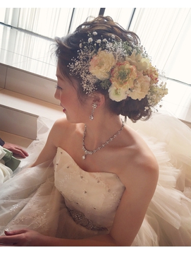 ピンク系フラワーで愛され花嫁ヘア