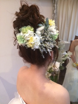 すっきりアップのフラワーヘア