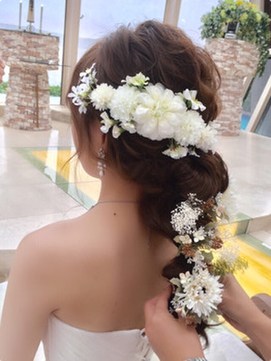 ホワイトフラワーの花嫁ヘア