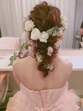 ピンク系フラワーで愛され花嫁ヘア
