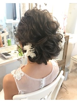 ホワイトフラワーの花嫁ヘア