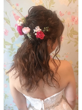 ハーフアップのフラワーヘア
