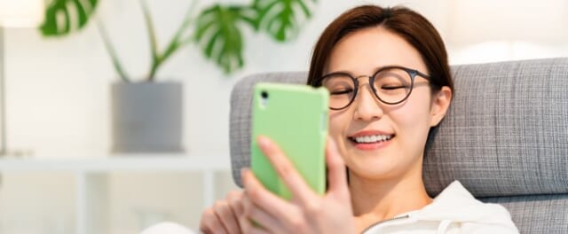 相手を探す女性