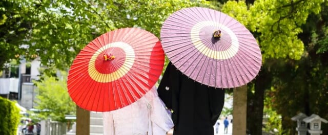 廣田神社で神前結婚式を挙げる2人