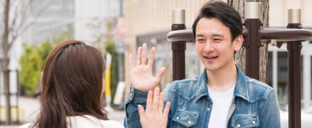 待ち合わせの男女