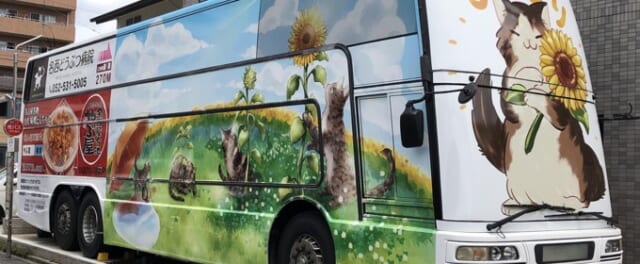 保護猫カフェ「ひだまり号」は2階建てバスを改装したカフェ