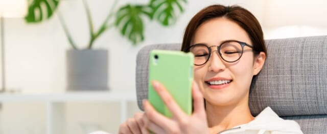 スマホを見る女性