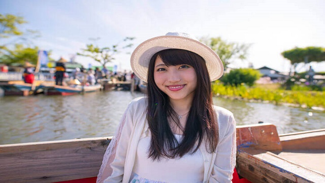 他人から撮ってもらった上半身の写真