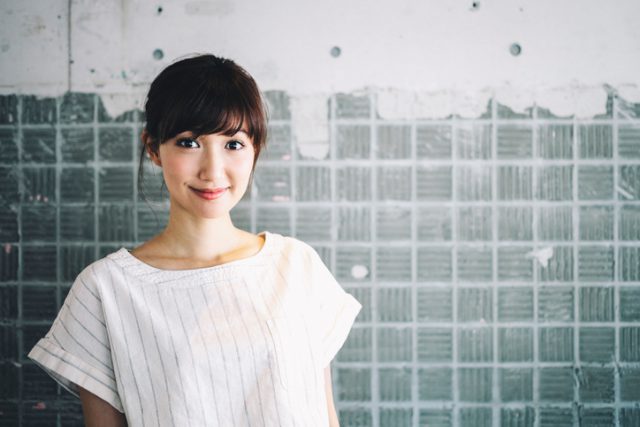 口角が上がった女性の写真