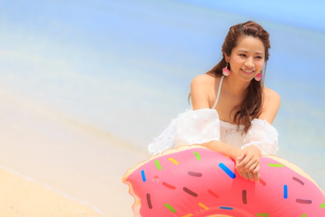 露出女性写真イメージ