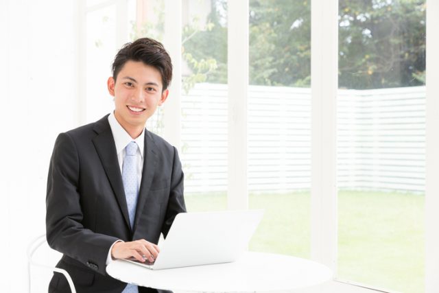 ペアーズ 男性 写真 スーツ