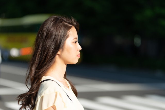 横顔の女性の写真