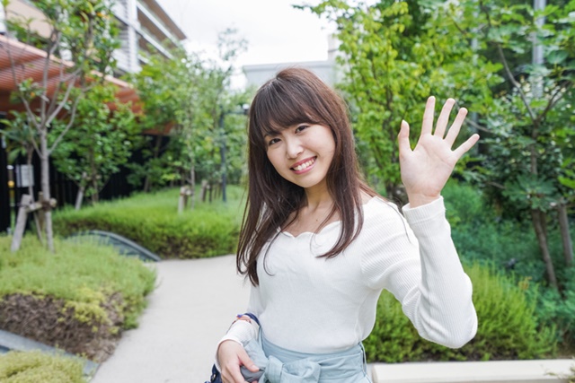 カットソーの女性